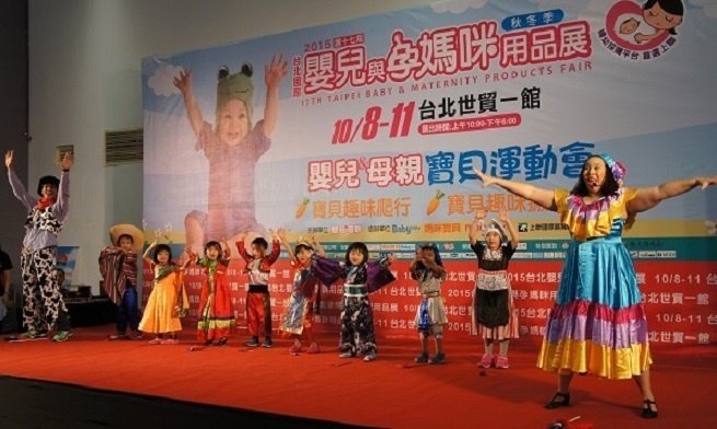 美語叔叔阿姨在婦幼展與小朋友互動