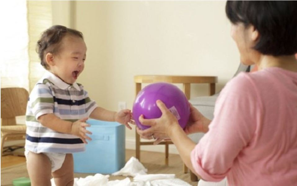月齡寶寶專屬的親子遊戲玩球遊戲