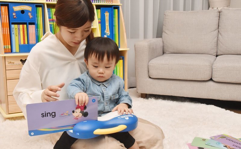 1歲幼兒使用刷卡機