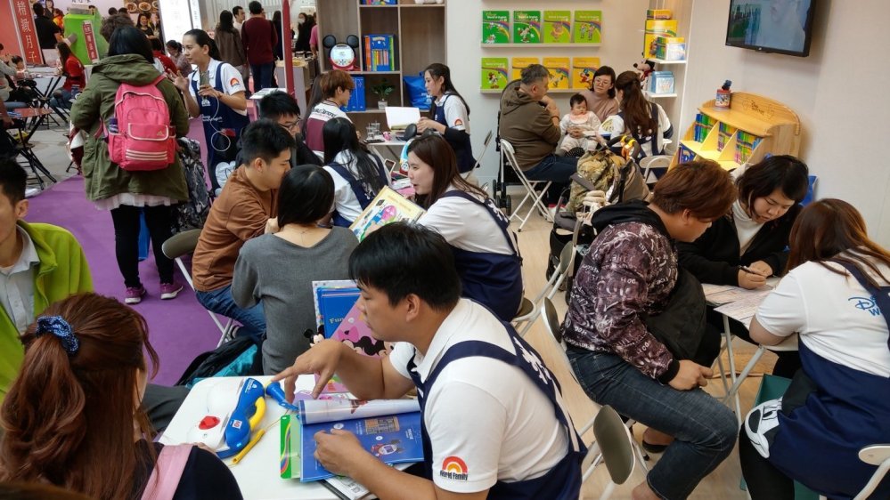 以往書展的促銷活動常吸引消費者專程下單,書展延期後業者紛紛舉辦線上書展因應