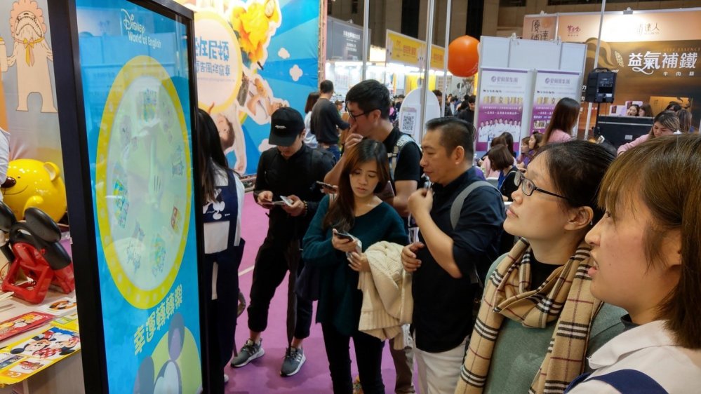 以往書展的促銷活動常吸引消費者專程下單,書展延期後業者紛紛舉辦線上書展因應