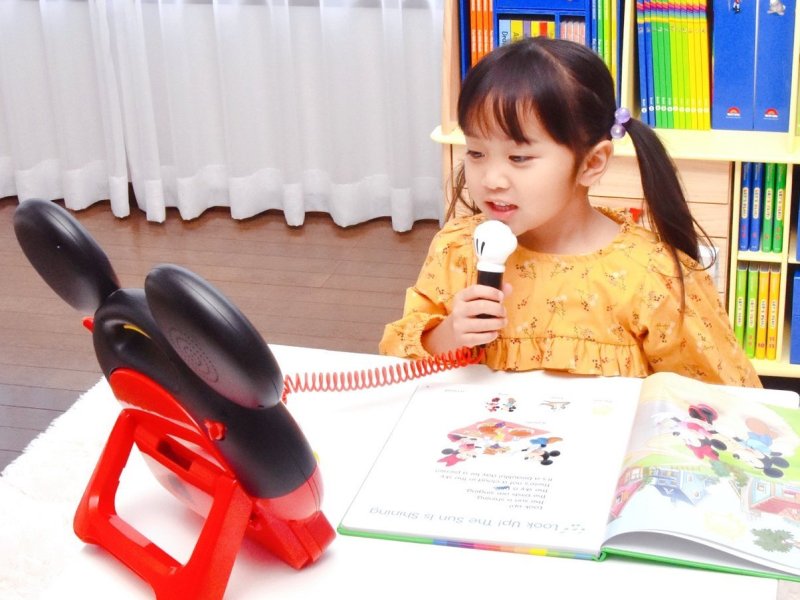 幼兒美語教材業者加贈米奇造型藍光機和原版迪士尼木質書櫃等遊具,提供家長陪伴孩子居家學習