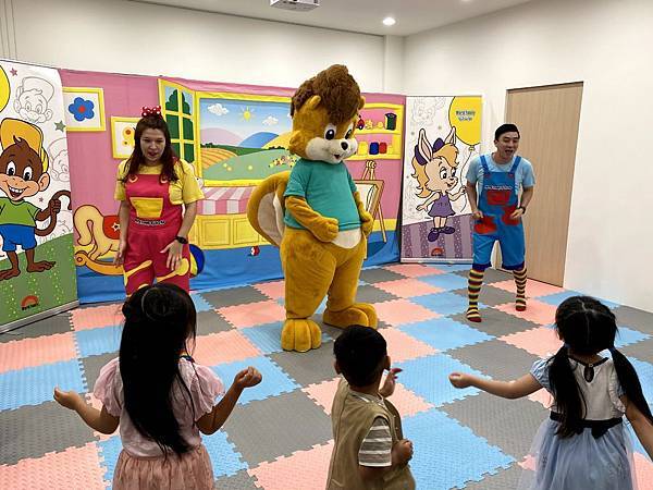 透過全美語活動一起律動學習美語