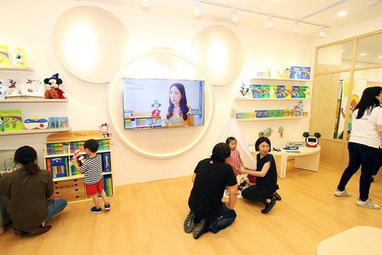 新竹旗艦店明亮寬敞的產品展示空間