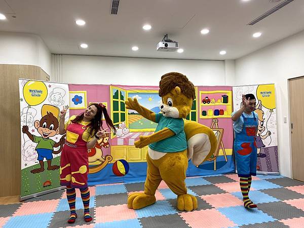 全美語活動有美語叔叔阿姨和Zippy帶動跳