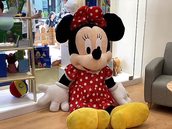 大米妮玩偶就坐在地上迎接大家