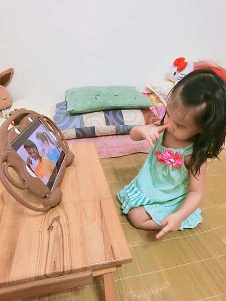 孩子會跟著影片一起比劃學美語