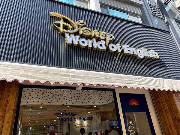 新竹旗艦店門口招牌採用了沉穩的藍色底