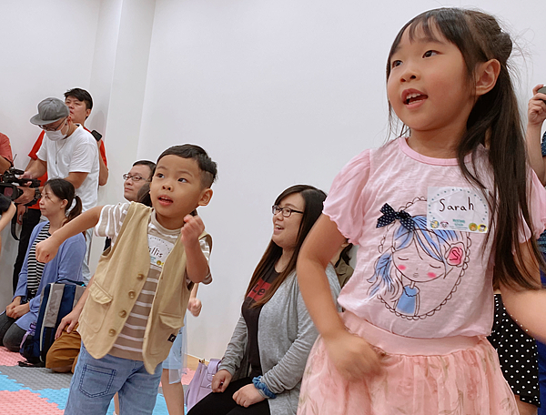 會員小朋友參加全美語活動開心唱跳