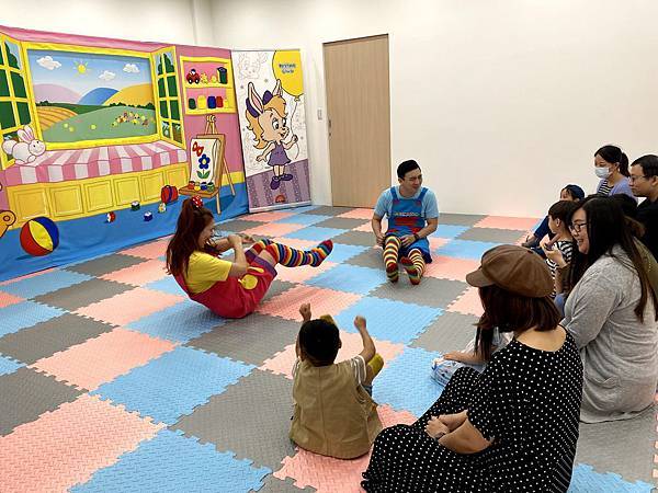 美語叔叔阿姨和小朋友以全美語皆能自然互動