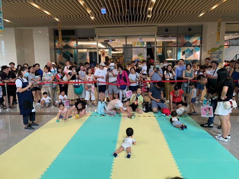 疫情退減讓嬰幼兒活動逐漸解封,寶寶爬行活動開始恢復舉辦讓家長樂翻(7/18麗寶百貨)
