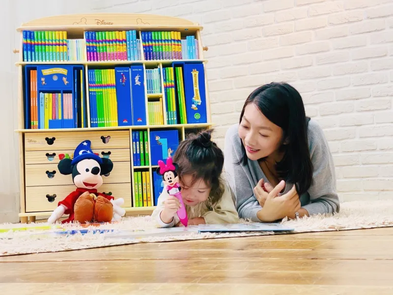 寰宇迪士尼美語世界教材將生動的教材變成玩具，更提升了學習的互動性