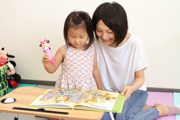 洪嘉君的學歷堪稱中文學霸,讓孩子以美語作為學習的第一語言跌破了不少人眼鏡。
