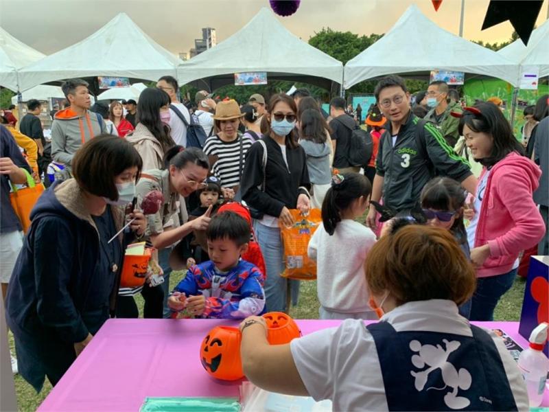 只要到250間高掛南瓜燈籠的店家就可免費要糖搗蛋,體驗美國萬聖節風俗氣氛。