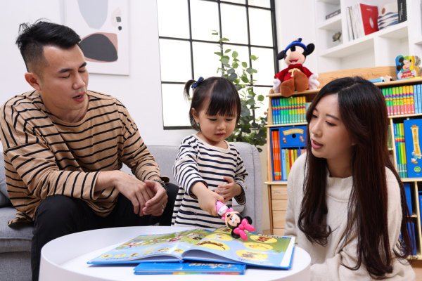 透過互動點讀筆,讓孩子以趣味的方式學習美語
