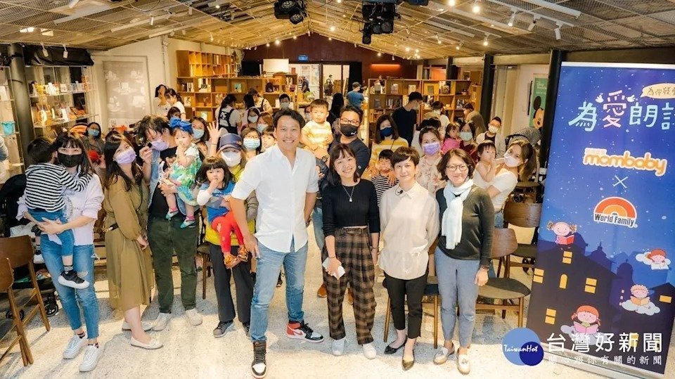 艾力克斯透過為愛朗讀活動與家長分享美語育兒秘笈