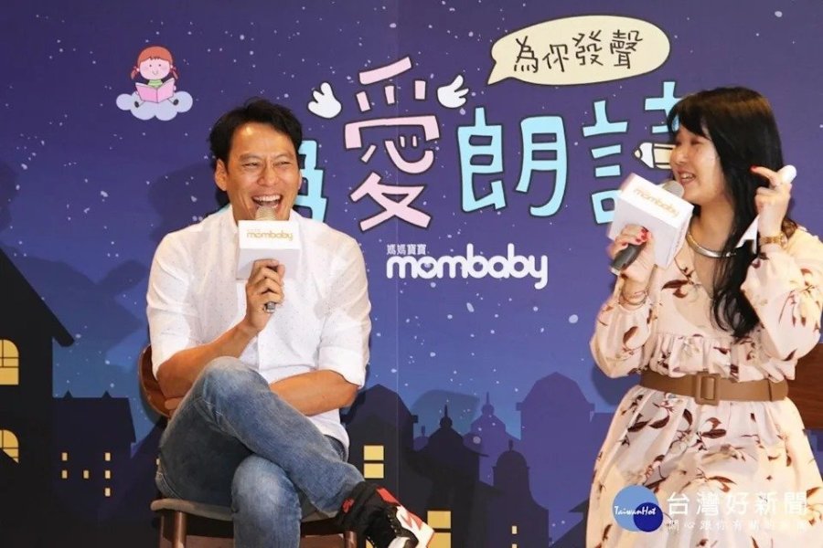 藝人艾力克斯在為愛朗讀講座中分享幫助孩子雙語學習及親子共讀經驗。