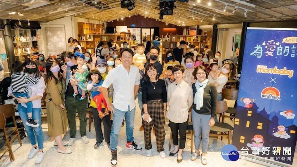 現場數十位家長帶著小寶貝前來交流,聆聽艾力克斯暢談家中的雙語育兒歷程。