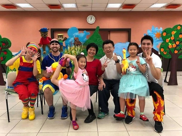 吳小姐帶著兩個女兒從小跟外國人互動,讓姊妹倆自然熟悉美語學習,猶如母語一般自信表達。