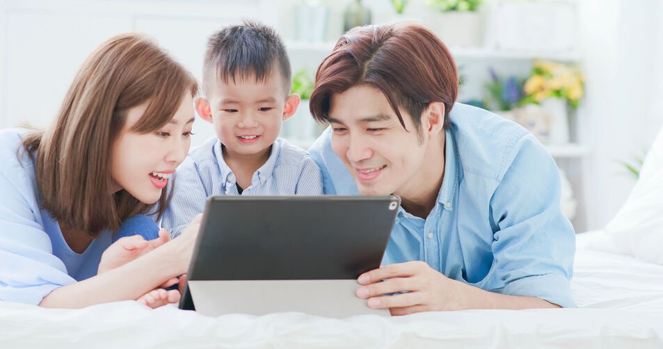 父母陪同使用螢幕,可降低螢幕過度使用對孩子的影響