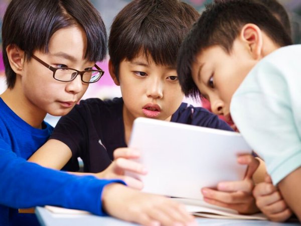 身為數位原住民世代的孩子們習慣湊在螢幕前遊戲與學習