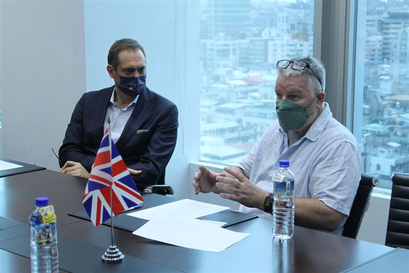 Joel Laughren建議在孩子幼齡就把英語帶進日常生活,及早接觸,學習效果會更好。