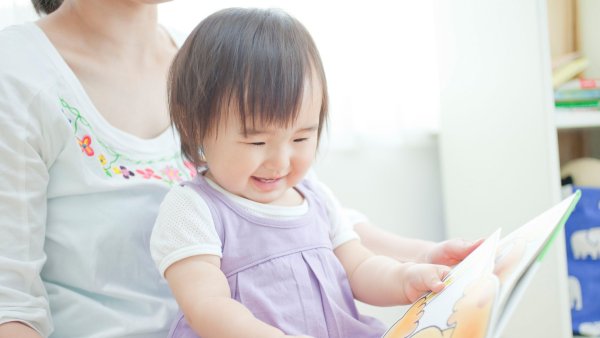 可透過親子共讀讓孩子接觸與熟悉不同的語言