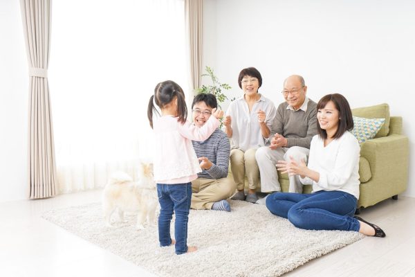 家人透過一同互動陪伴孩子玩,可以讓孩子從中獲得樂趣與成就感增進學習動機