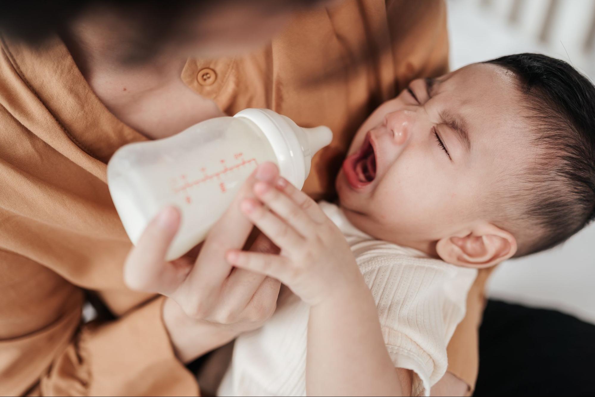 寶寶喝奶時經常分心是厭奶期特徵之一