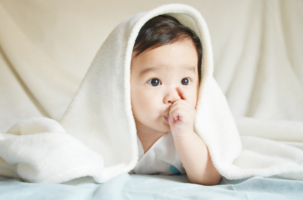 嬰兒吃手幾個月?多半可分成1歲前、1至2歲、2歲後3個階段