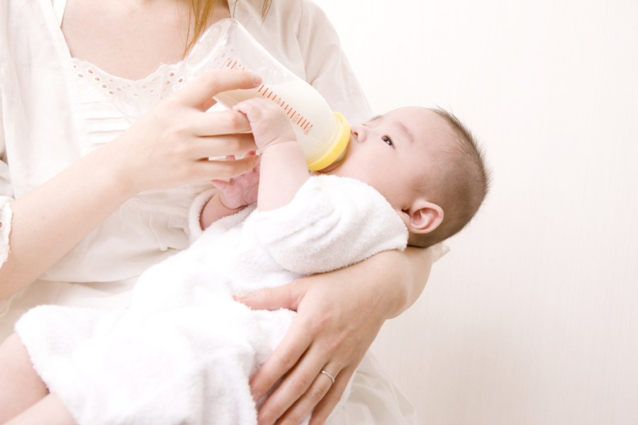 無論是泡奶粉還是母乳,哺餵以嬰兒吃飽為原則