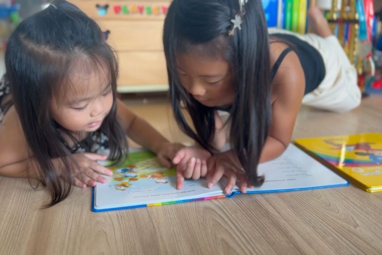 小姊妹一起閱讀英文書