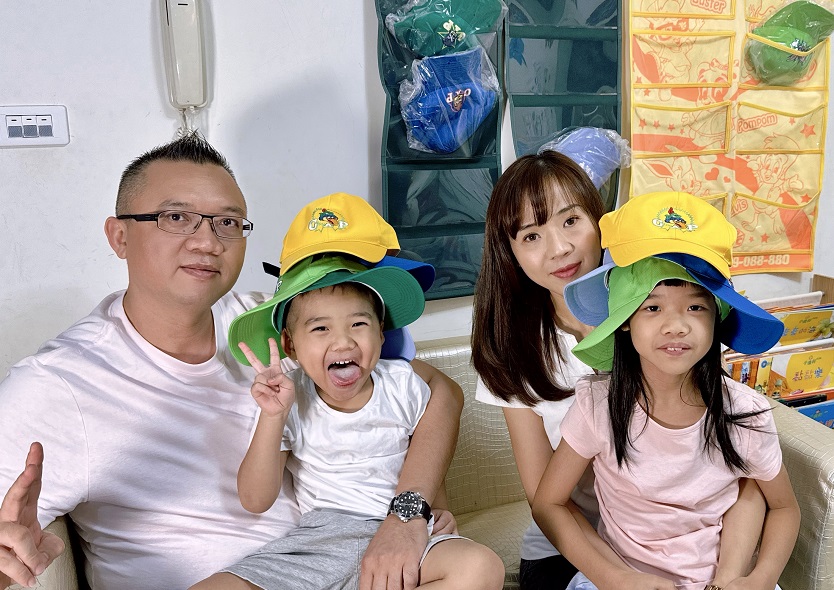 會員一家四口孩子戴著CAP帽