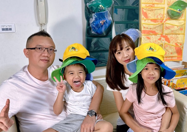 會員一家四口孩子戴著CAP帽